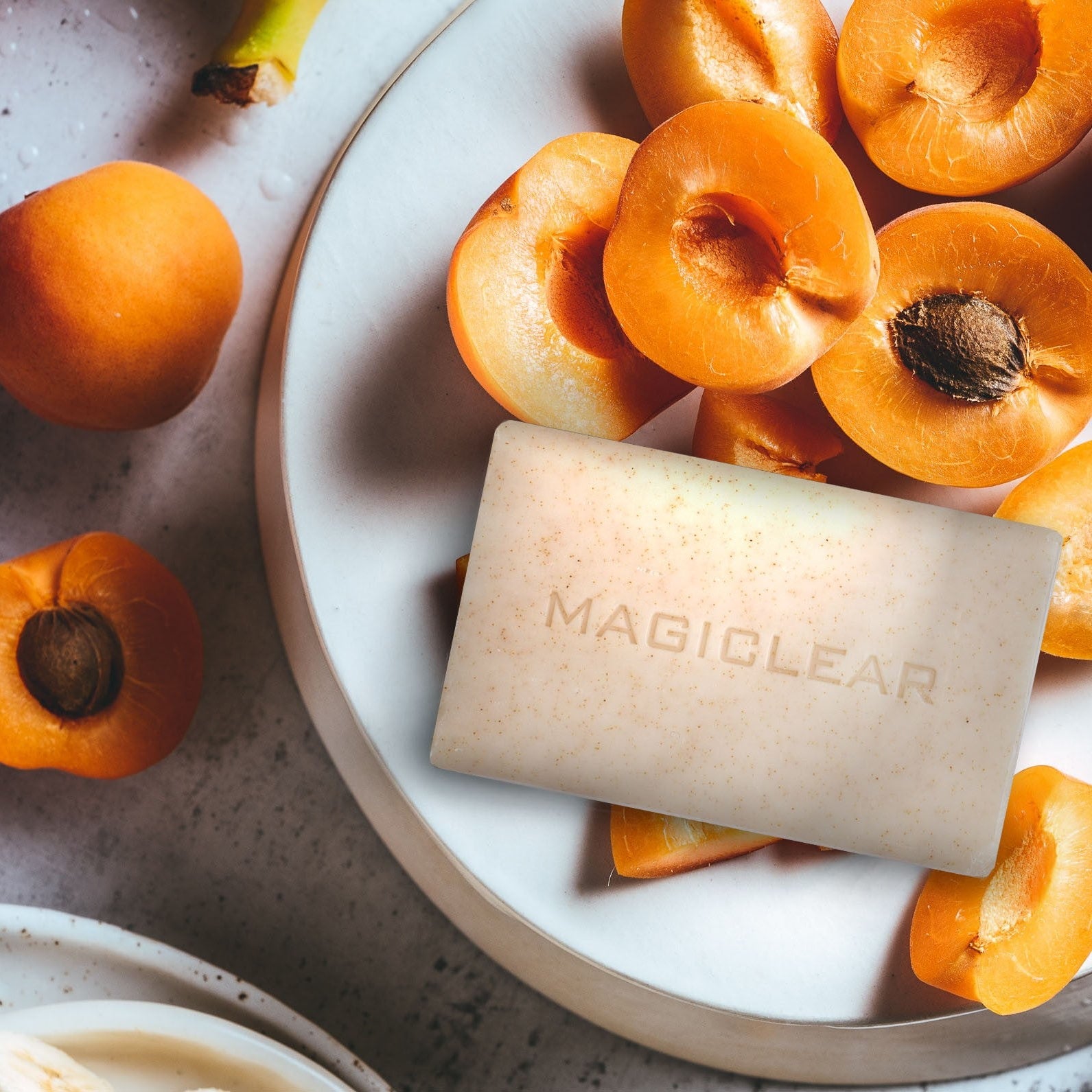 Savon Magiclear + lotion corporelle clarifiante, routine corps quotidienne, produits Magiclear Suisse en France, RivieraCosmedics