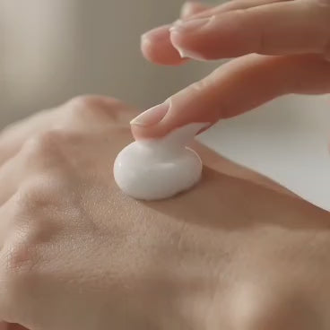 Application de la crème anti-taches Magiclear sur la peau pour corriger et prévenir l'apparition des taches brunes